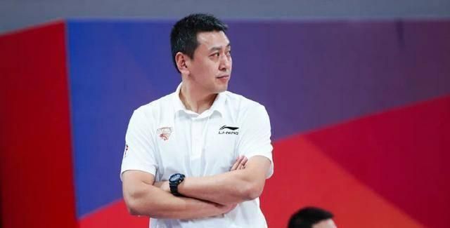 由常远、李沁、沈腾、乔杉领衔的;喜剧抱抱团集结开麦，共同演绎这首魔性拥抱神曲，朗朗上口的旋律搭配全员花式拥抱，巧妙传递了用抱抱化解所有不开心的新年愿景，忘掉烦恼，开心跨年